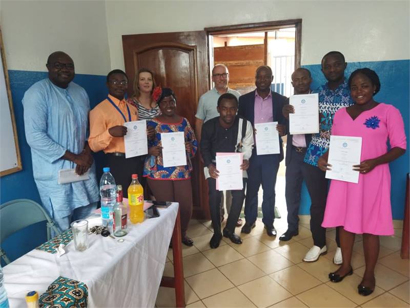 Des candidats d'ETALL présentent leur diplôme ECL après la proclamation des résultats