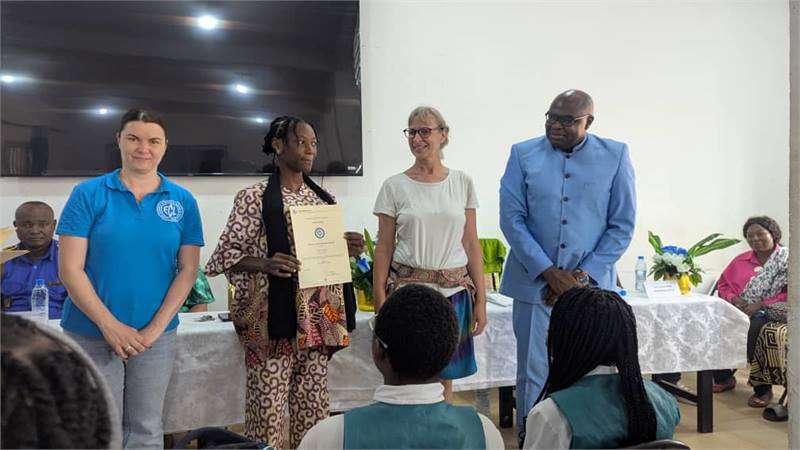 Remise officielle d'un diplôme ECL à une candidate, devant les examinateurs