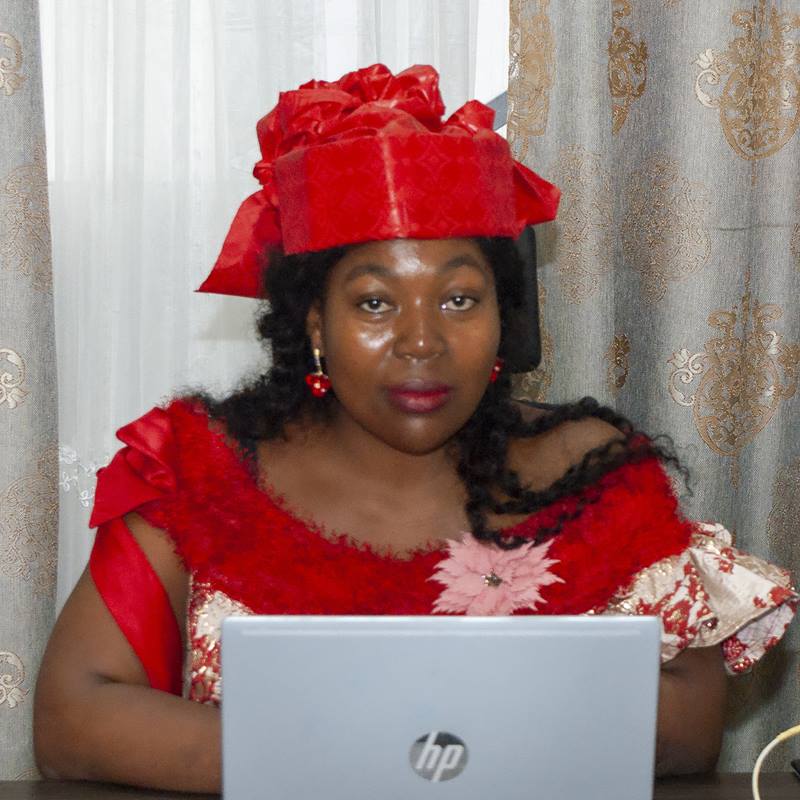 Frau Josiane DJIMENI SOBZE, Hauptdirektorin von STUDIENKOLLEG ETALL und Leiterin des Zentrums Mbalngong, an ihrem Schreibtisch