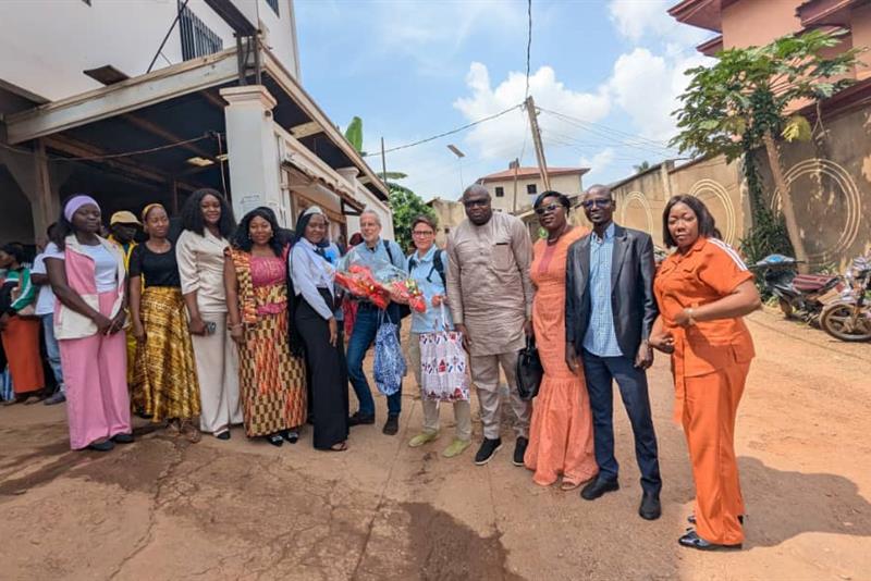 Das ETALL-Team empfängt Besucherinnen und Besucher vor einem Zentrum in Kamerun