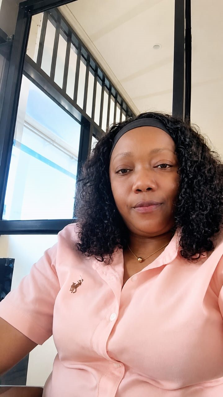 Frau Estelle KOUOBOU KAMSEU, Assistentin des Gründers von STUDIENKOLLEG ETALL