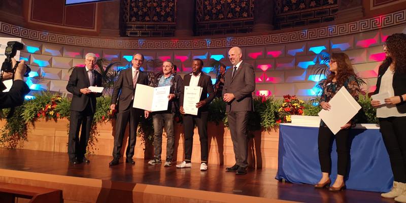 Ancien étudiant d'ETALL recevant son certificat lors d'une cérémonie officielle en Allemagne
