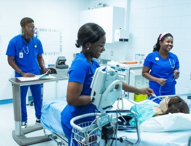 Infirmiers en formation pratique pour travailler en Allemagne avec ETALL