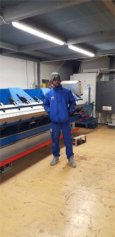 An ETALL student in a mechanical engineering workshop in Germany