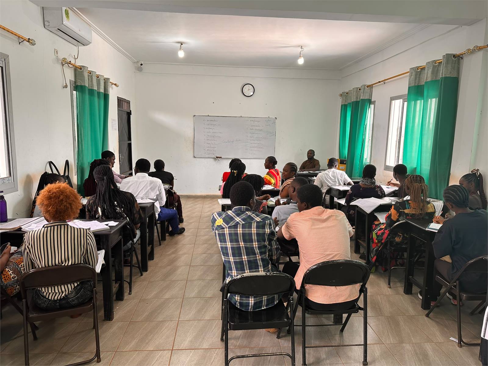 Étudiants en cours d'allemand dans une salle de classe du centre ETALL