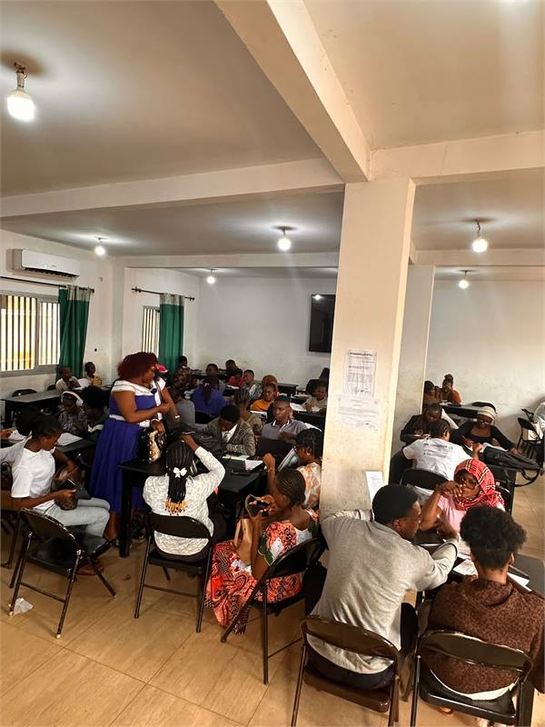 Salle d'étude d'ETALL où les apprenants révisent leur allemand