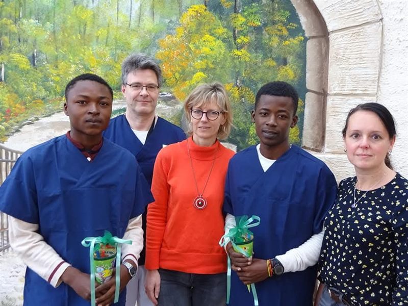 Étudiants d'ETALL en tenue de soins avec leurs encadrants allemands